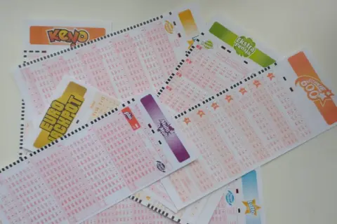Kupony lotto, w tym Eurojackpot, Multi Multi i inne, leżą na stole. Zastanawiasz się, jak sprawdzać lotto z plusem? Te kupony to Twój pierwszy krok do wygranej!