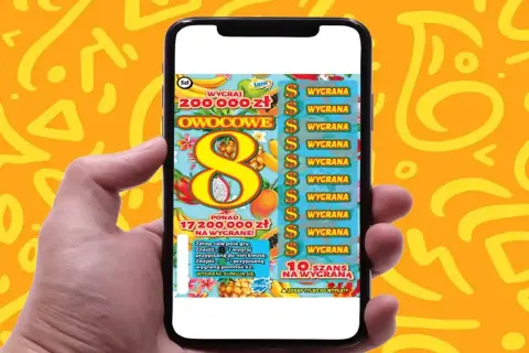 Ręka trzyma smartfon z grą "Owocowa eksplozja zdrapka". Na ekranie widać tropikalne owoce i symbol ósemki.