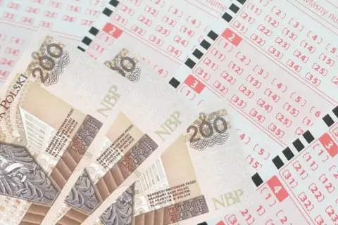 Pieniądze i kupony lotto. Czy wiesz, jak sprawdzić zdrapkę Lotto?