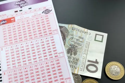 Kupon lotto Multi Multi i polskie banknoty oraz monety. Szybkie sprawdzanie zdrapek online to marzenie gracza.