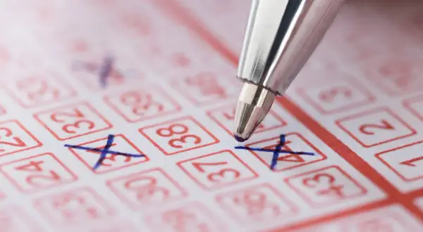Długopis zaznacza liczby na kuponie lotto. Dowiedz się o podatek od wygranej powyżej 2280 zł lotto zasady potrącania w kolekturze.
