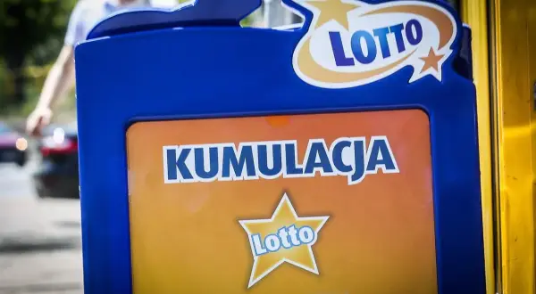 Niebieska gablota Lotto z napisem "Kumulacja" i logo. Czy wygraną z lotto trzeba wpisywać do rocznego zeznania pit?