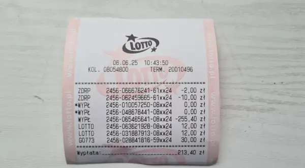 Paragon z gry Lotto, potwierdzający, że w Żabce można kupić losy. Widoczne daty, kody i kwoty.
