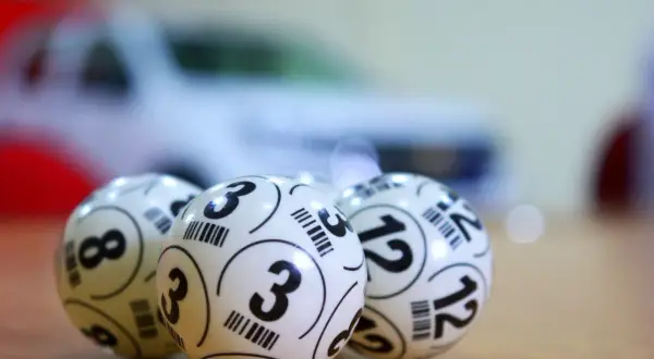 Kulki do lotto z numerami 3, 8 i 12. Zastanawiasz się, ile czasu na odebranie wygranej lotto?