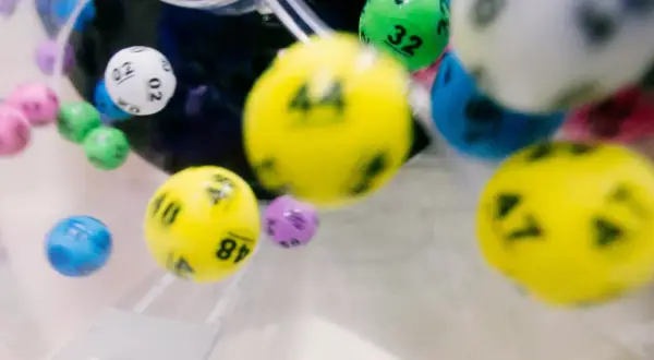 Kolorowe kulki do loterii. Organizacja nielegalnej loterii bez zezwolenia grozi wysokimi kary finansowe.