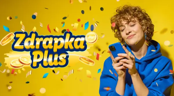 Kobieta w niebieskiej bluzie z kapturem gra w zdrapki na telefonie, otoczona złotymi monetami i konfetti.
