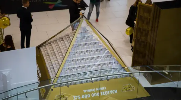 Piramida z banknotów symbolizuje wygraną w Eurojackpot w Polsce. Kwota 375 mln zł pokazuje, jak wypłacana jest wygrana w euro.