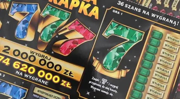 Zdrapki z cyfrą 7 i klejnotami. Obrazek symbolizuje pułapkę psychologiczną graczy, gdzie wymiana wygrywającej zdrapki na nowe losy kusi nadzieją na większą wygraną.