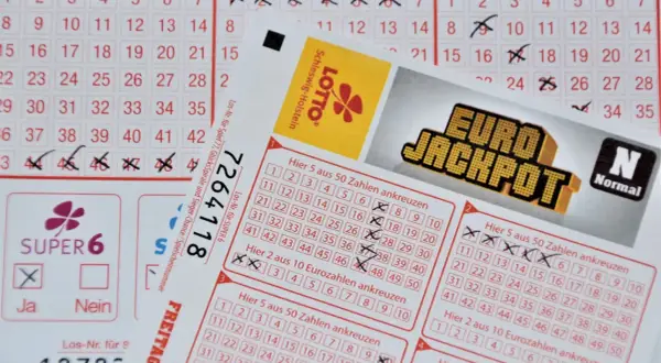 Losowanie Lotto odbywa się w środy i soboty. Na zdjęciu kupony Lotto i Eurojackpot z zaznaczonymi liczbami.