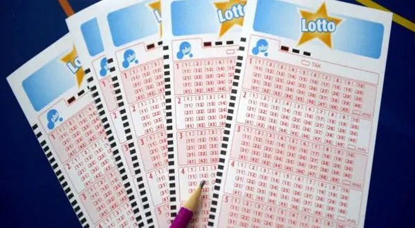 Kupony Lotto z zaznaczonymi liczbami, sugerujące rozważania nad prawdopodobieństwem wygranej w lotto.