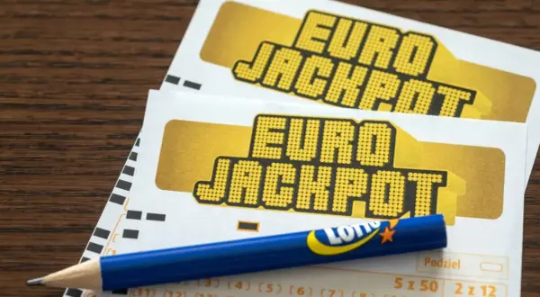 Dwa blankiety Eurojackpot i ołówek Lotto. Gdzie matematyka daje lepsze szanse niż w polskim lotto.