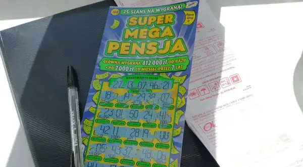 Zdrapka "Super Mega Pensja" z widocznymi wygranymi. Dowiedz się, ile kosztuje zdrapka ekstra pensja i jakie są szanse na wygraną.