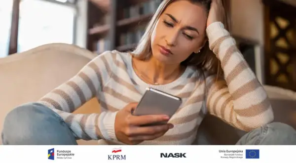 Zmartwiona kobieta czyta na telefonie o oszustwach na loterie i fałszywych wygranych. Jak rozpoznać takie wiadomości?