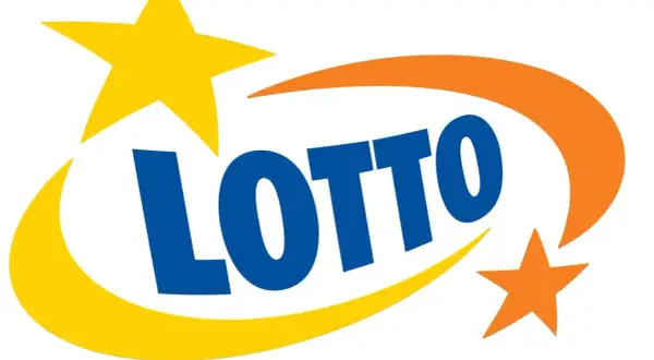 Logo LOTTO z niebieskim napisem i żółtymi oraz pomarańczowymi gwiazdkami i łukami. Miejsce, do którego można wysyłać lotto.