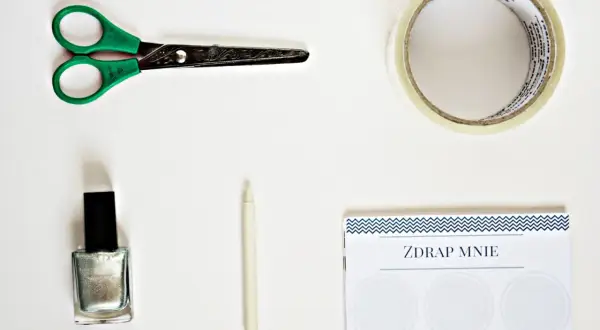 Potrzebne do zabawy: nożyczki, taśma, lakier, kredka i karta "ZDRAP MNIE". Tak wygrasz w zdrapkę!