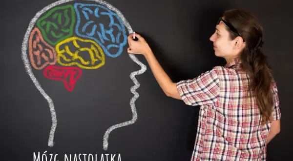 Kobieta rysuje kredą kolorowy mózg nastolatka. Rozwiązywanie krzyżówek to realny pożytek dla rozwoju mózgu.