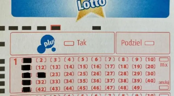 Kupon Lotto z zaznaczonymi numerami. Gdzie jest kod na kuponie lotto? Widoczne pola do wyboru "Plus" i "Podziel".