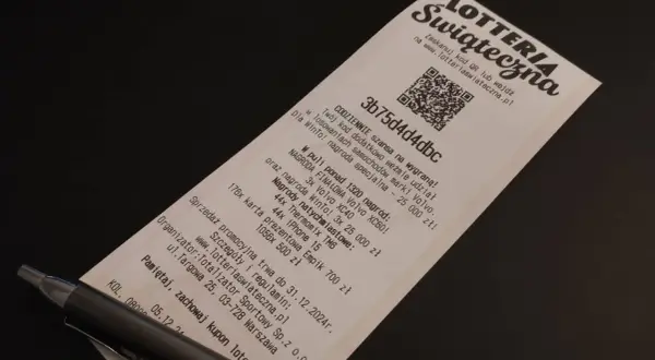 Kupon loterii świątecznej z kodem QR i informacją o nagrodach: Volvo XC60, iPhone 15. Zapisz go na loteriada swiateczna pl.