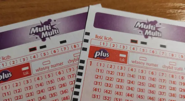 Dwie karty do gry Multi Multi Plus z polami do zaznaczania liczb. Widoczna tabela wygranych w Multi Multi Plus.