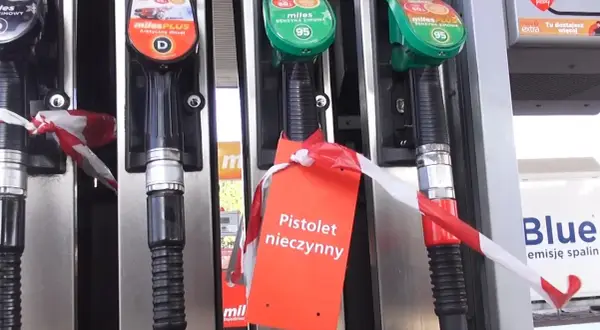 Kupowanie zdrapek na stacji benzynowej i w kolekturze różnice w asortymencie. Pistolety z taśmą, jeden z napisem "Pistolet nieczynny".