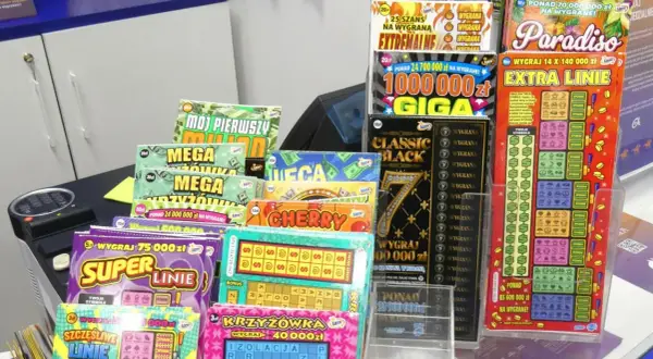 Różnorodne zdrapki lotto, w tym "Mega", "Cherry", "Super Linie" i "Krzyżówka", prezentowane na wystawie. Ranking popularności tych zdrapek jest widoczny na pierwszy rzut oka.