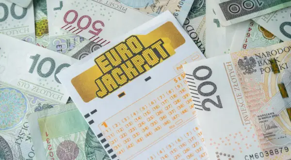 Kupon Eurojackpot na tle polskich banknotów. Marzysz, jak wygrać w RMF FM? Może to Twój szczęśliwy los!