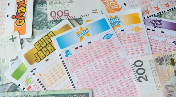Kupony Lotto, Keno, Mini Lotto i Multi Multi leżą na banknotach. Czy w RMF naprawdę się wygrywa? Marzenia o wielkiej wygranej.