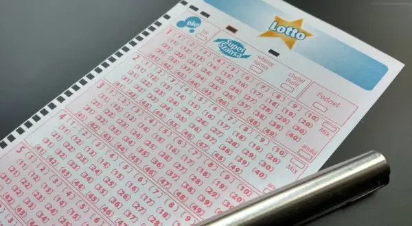 Kupon Lotto z polami do zaznaczenia liczb. Czy można zagrać w lotto plus na liczby inne niż te w zakładzie lotto do którego opcja plus została dodana?