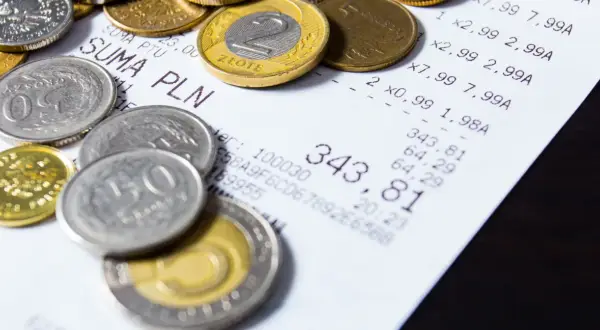 Monety i paragon. Czy loteria paragonowa powróci? Ministerstwo Finansów analizuje dane.