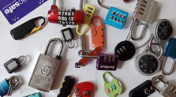 Różnorodne kłódki szyfrowe i na kluczyk, idealne do escape roomów. Najczęstsze schematy i mechanizmy kłódek.