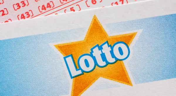 Kupon Lotto z żółtą gwiazdą i niebieskim napisem. Szukasz gry, która gra lotto ma największe prawdopodobieństwo wygranej?