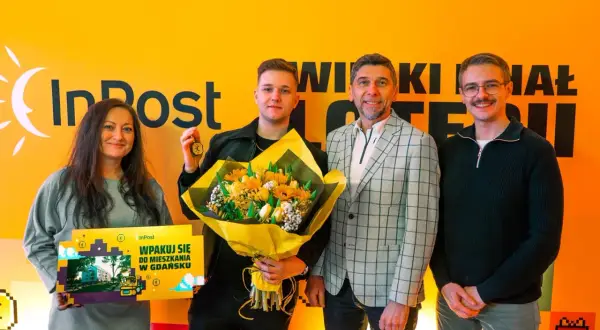 Szczęśliwiec, kto wygrał mieszkanie w loterii InPost, odbiera klucze i bukiet.