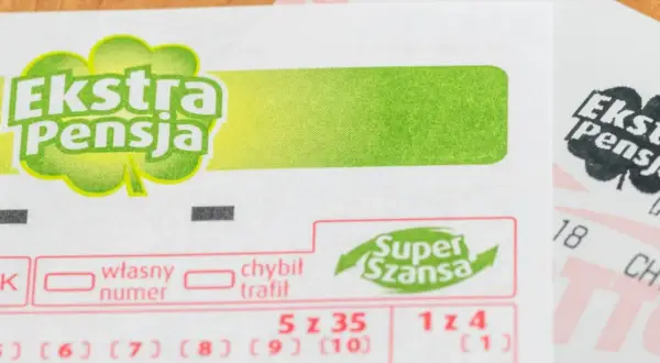 Zdrapka "Ekstra Pensja" z polem "Super Szansa". Jakie są szanse na wygraną w zdrapce? Liczby i pola do zaznaczenia.