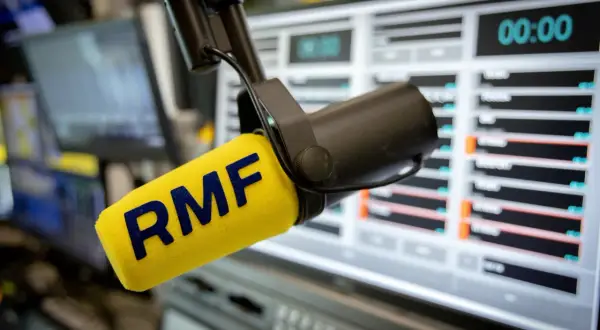 Mikrofon RMF FM w studiu radiowym. Zastanawiasz się, ile kosztuje SMS do RMF FM? Sprawdź na stronie radia!