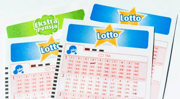 Losy Lotto i Ekstra Pensja. Zastanawiasz się, ile płacą za czwórkę w Lotto Plus? Na kuponach widać zaznaczone liczby.