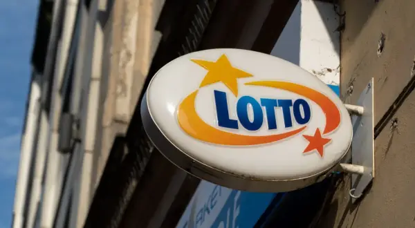 Znak Lotto z gwiazdkami i łukami, przypominający o tym, kiedy najbliższe losowanie lotto.