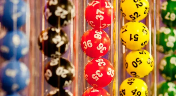 Kolorowe kulki lotto z numerami, jak obliczyć prawdopodobieństwo wygranej w mini lotto?