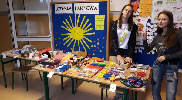Loteria fantowa w szkole: limity kwotowe i uproszczone procedury. Dziewczyny sprzedają fanty na szkolnej loterii.