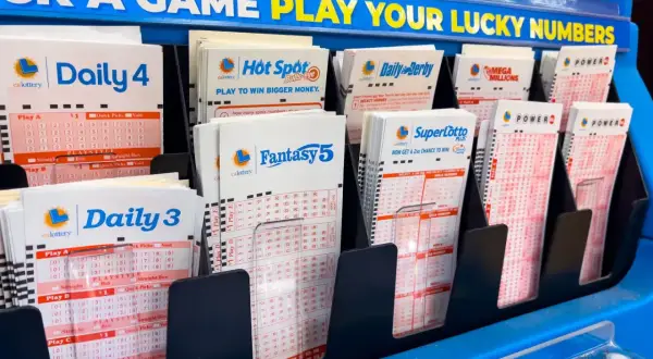 Stojaki z kuponami loteryjnymi: Daily 4, Hot Spot, Daily Derby, Fantasy 5, SuperLotto Plus, Mega Millions, Powerball. Mechanizm organizatorów ubezpieczenia nagrody w loterii polega na tym, że gracze wybierają liczby.