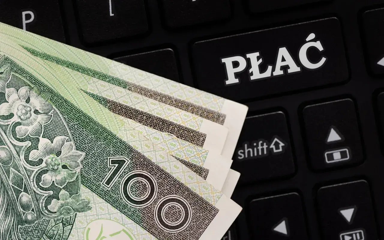 Pieniądze na klawiaturze obok klawisza "PŁAĆ". Historia największych kar od UOKiK za loterie smsowe i audiotekstowe.