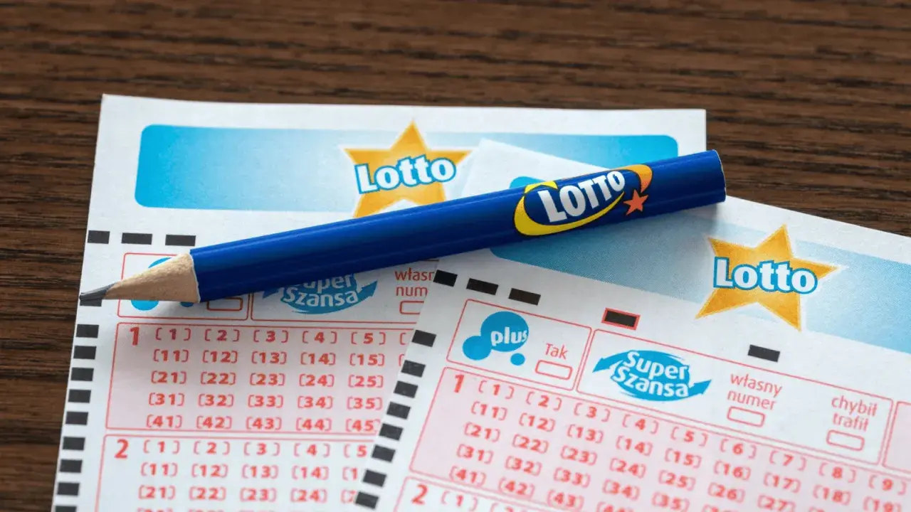 Uszkodzony kupon lotto z pralki. Czy da się odzyskać wygraną? Niebieski ołówek leży na kuponach.