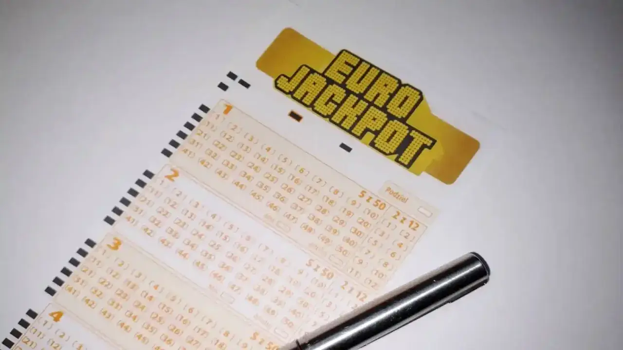 Kupon Eurojackpot leży obok długopisu. Zastanawiasz się, eurojackpot do której godziny można go wypełnić?