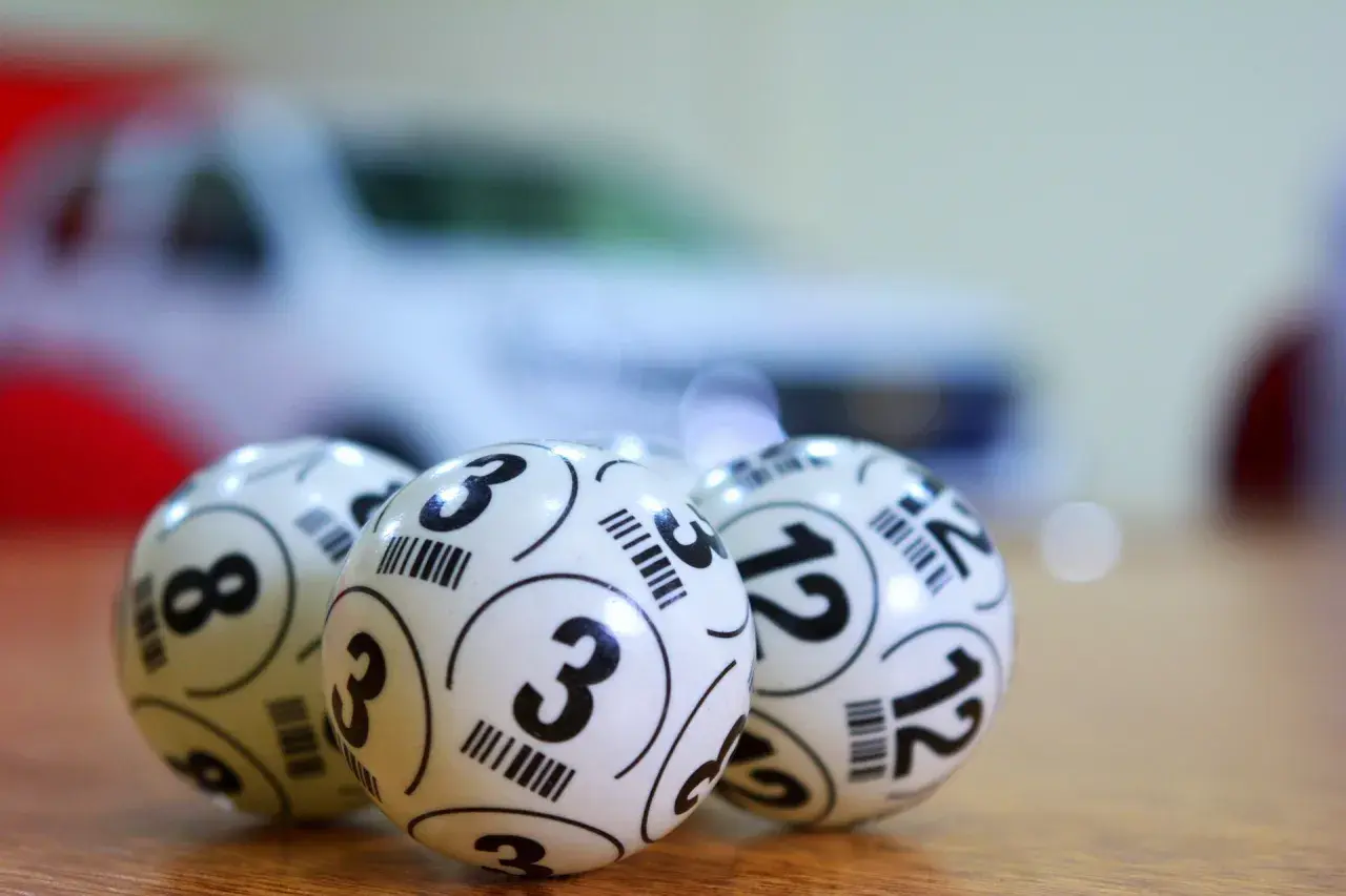 Kulki do lotto z numerami 3, 8 i 12. Zastanawiasz się, ile czasu na odebranie wygranej lotto?