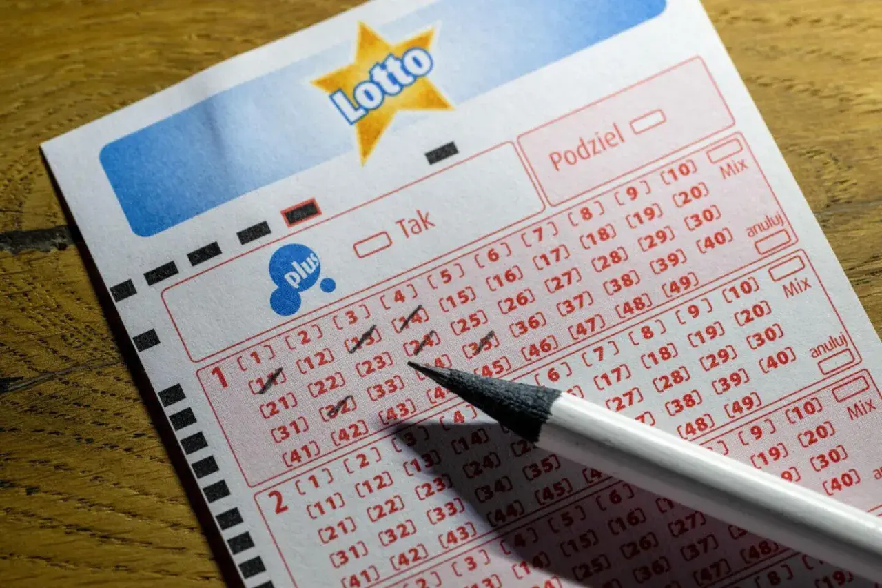 Kupon Lotto z zaznaczonymi liczbami i ołówkiem. Opłata manipulacyjna i dopłata w Lotto – na co idą pieniądze graczy?