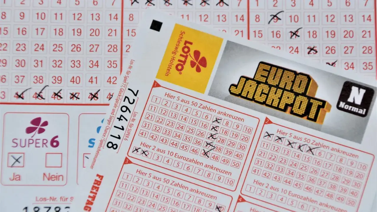 Losowanie Lotto odbywa się w środy i soboty. Na zdjęciu kupony Lotto i Eurojackpot z zaznaczonymi liczbami.