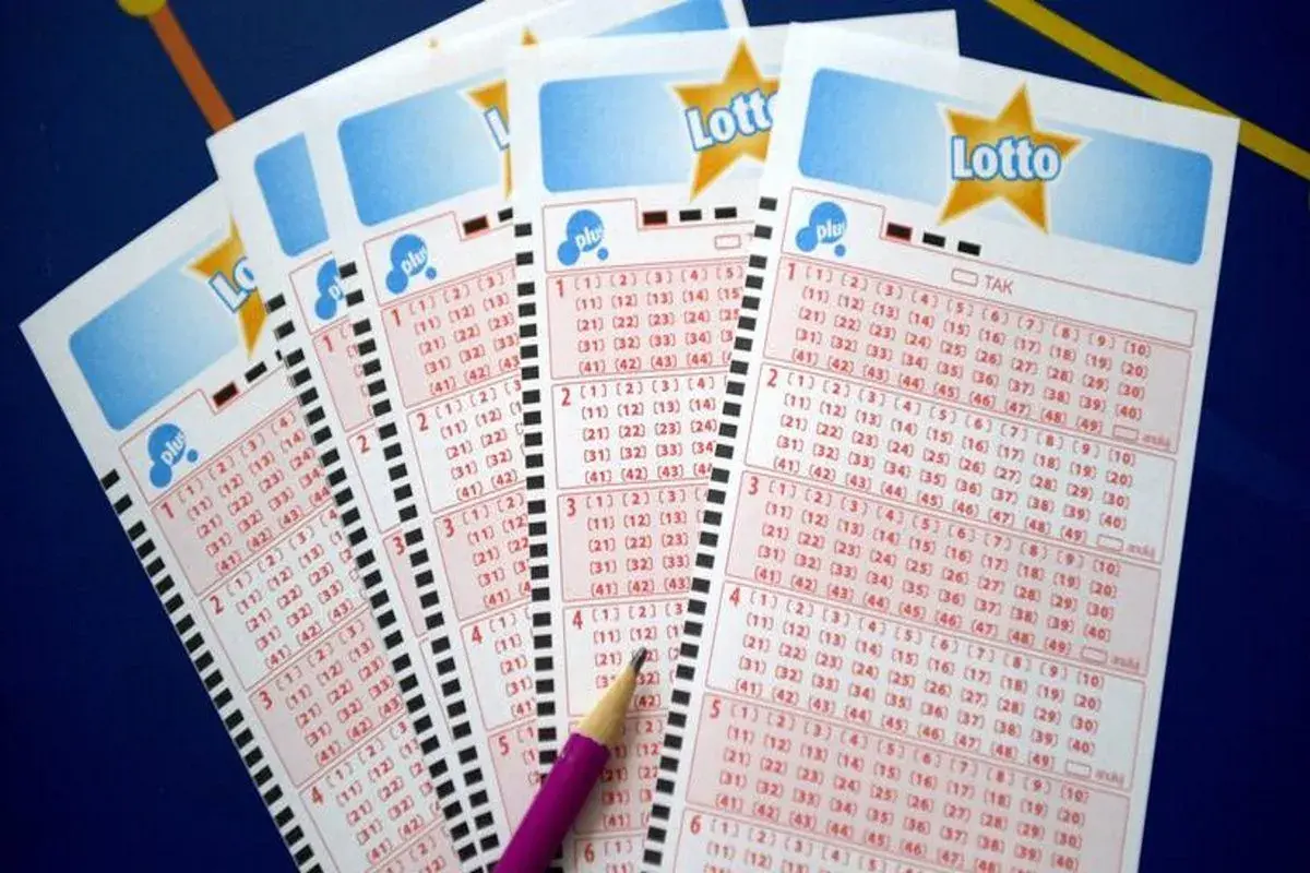 Kupony Lotto z zaznaczonymi liczbami, sugerujące rozważania nad prawdopodobieństwem wygranej w lotto.