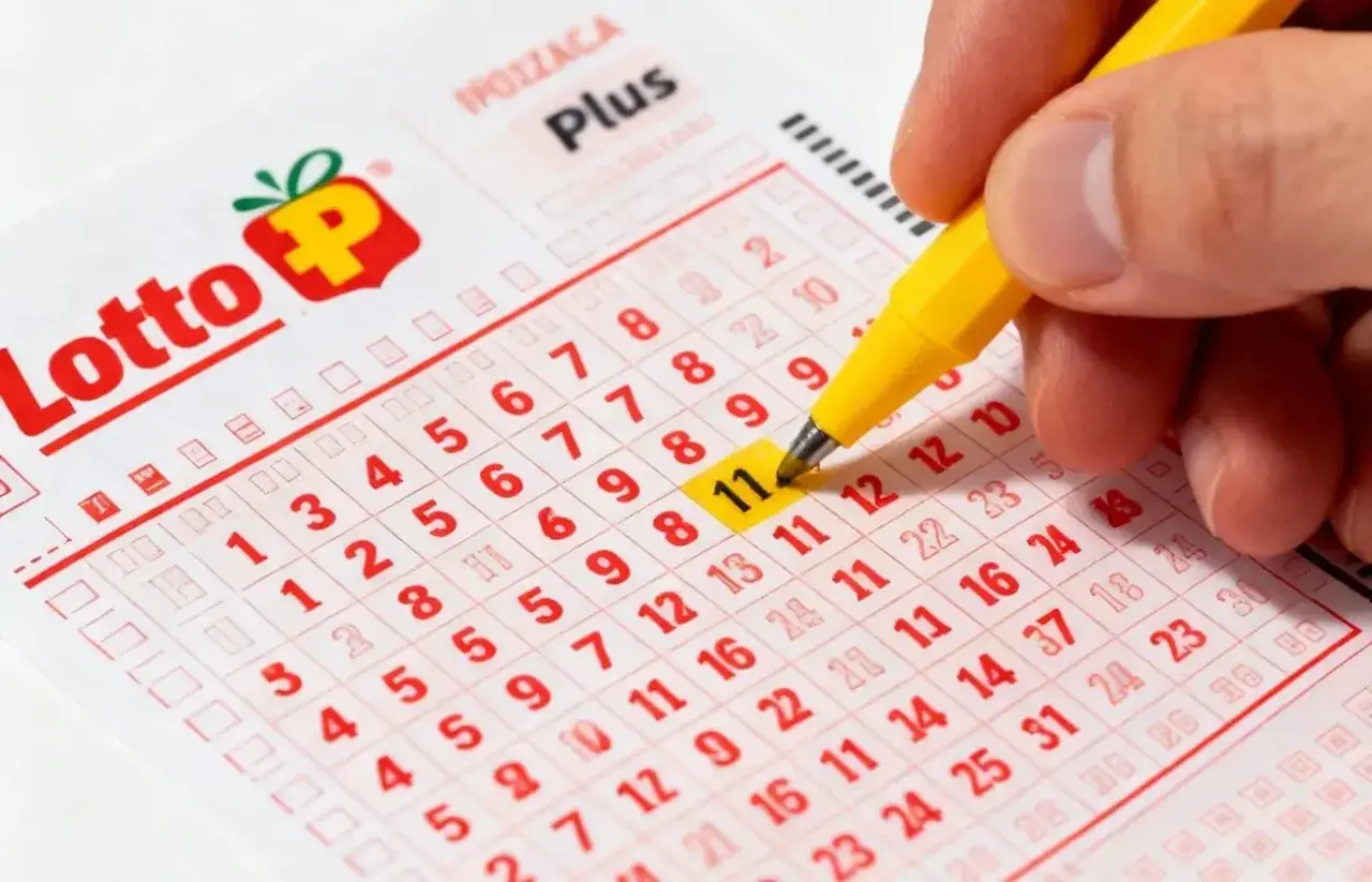 Ręka zaznacza numer 11 na kuponie Lotto Plus. Czy to będzie Twój szczęśliwy numer? mega lotto pl.