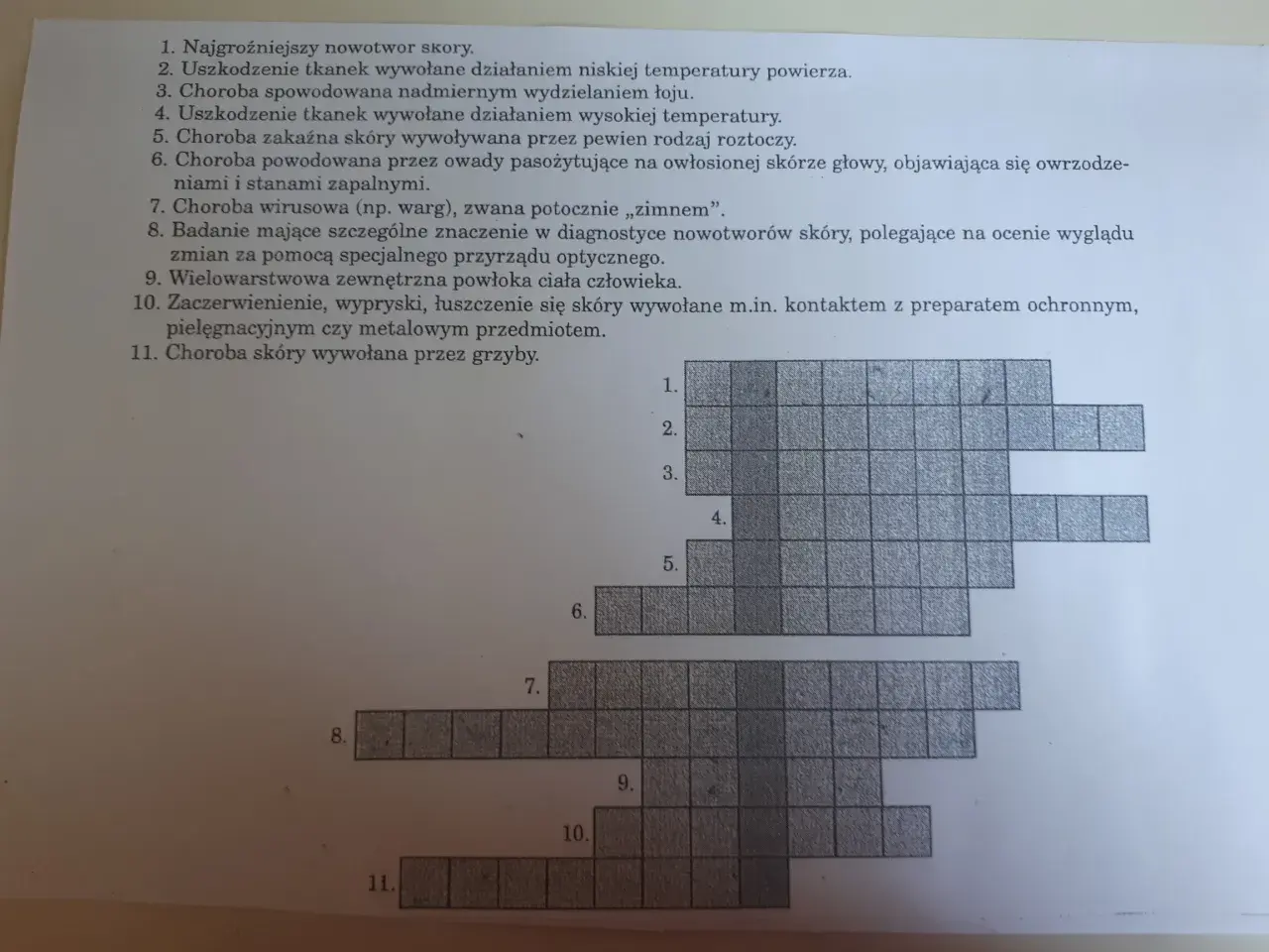 Fragment krzyżówki z numerowanymi polami i listą haseł dotyczących chorób skóry.