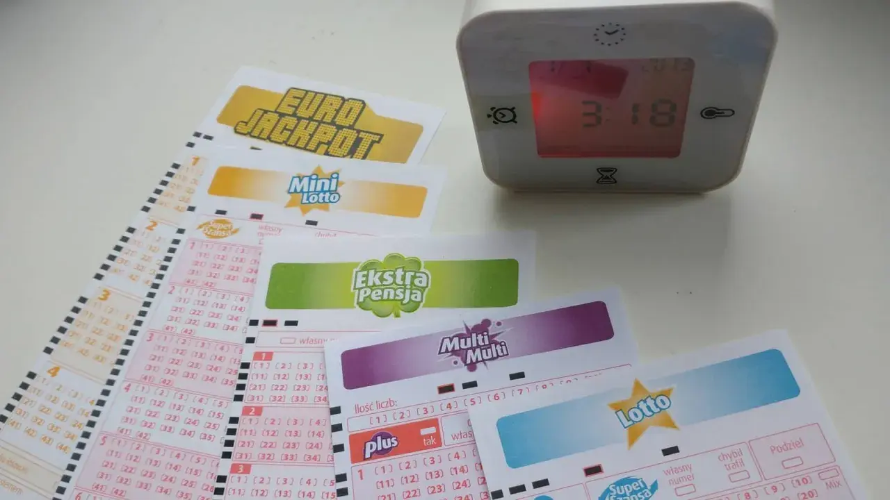 Zegar pokazuje 3:18, a obok leżą kupony gier liczbowych: Eurojackpot, Mini Lotto, Ekstra Pensja, Multi Multi i Lotto. Sprawdź, do której godziny można wysłać lotto w kolekturze.