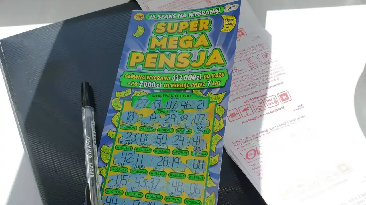 Zdrapka "Super Mega Pensja" z widocznymi wygranymi. Dowiedz się, ile kosztuje zdrapka ekstra pensja i jakie są szanse na wygraną.
